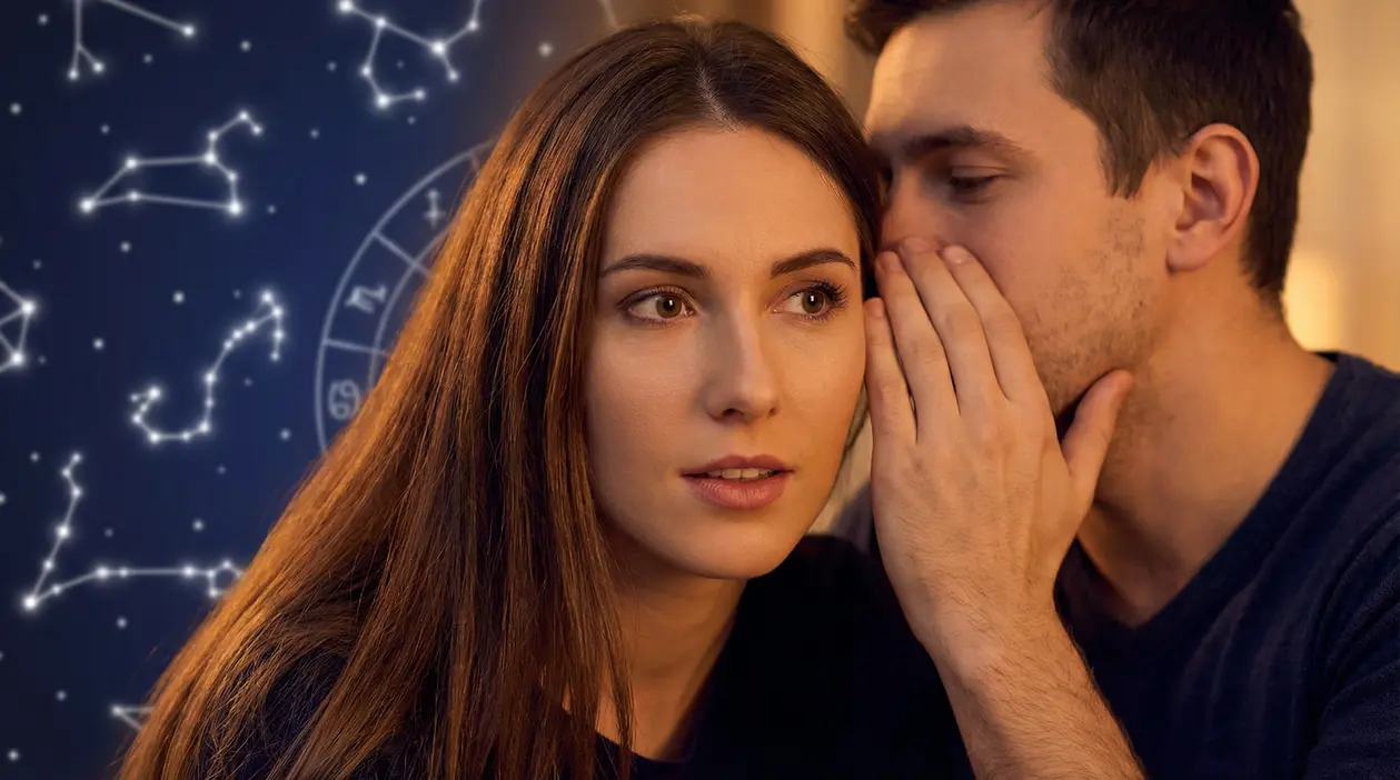 Un uomo sussurra all’orecchio di una donna con sfondo di costellazioni zodiacali