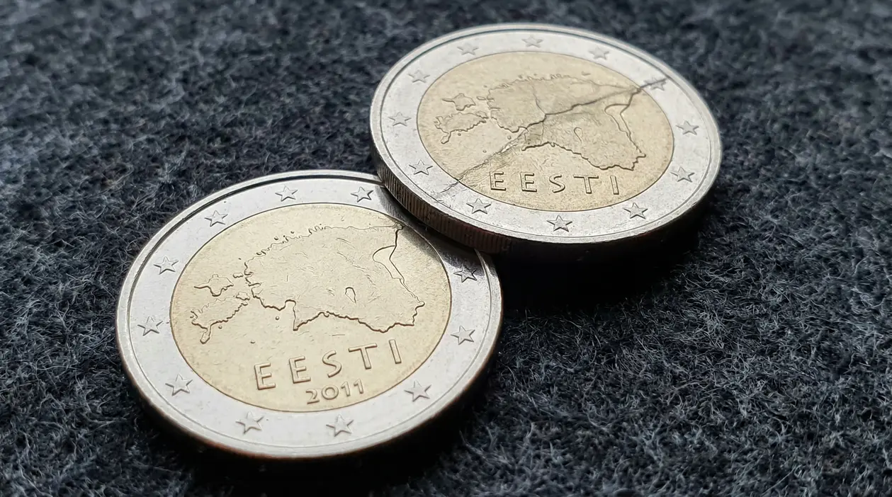 Due monete da 2 euro estoni del 2011 su una superficie scura
