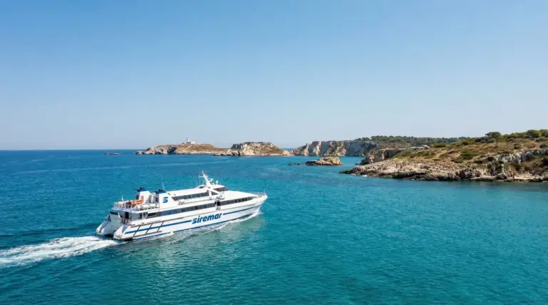 Traghetto Siremar in navigazione verso le Isole Tremiti su mare cristallino