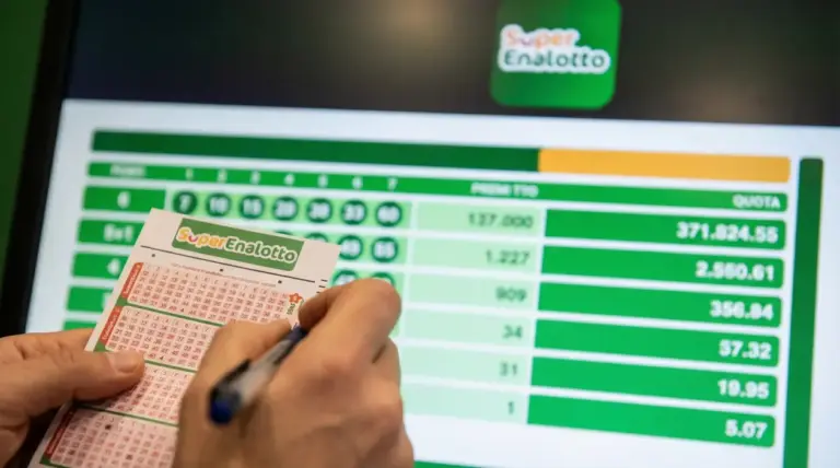 Persona compila una schedina del SuperEnalotto davanti a uno schermo con premi e combinazioni